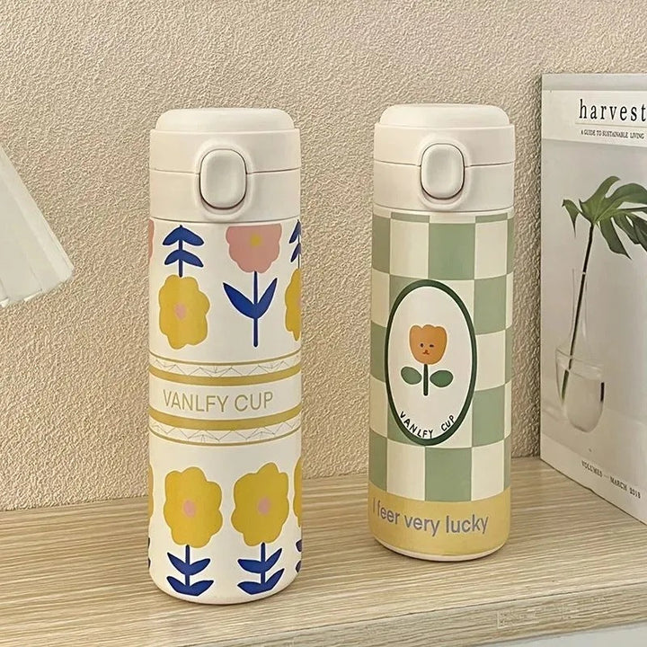 Miljøvennlig gjenbrukbar drikkeflaske i stål for dame. Blomstermotiv gir flasken en stilig og feminin touch.