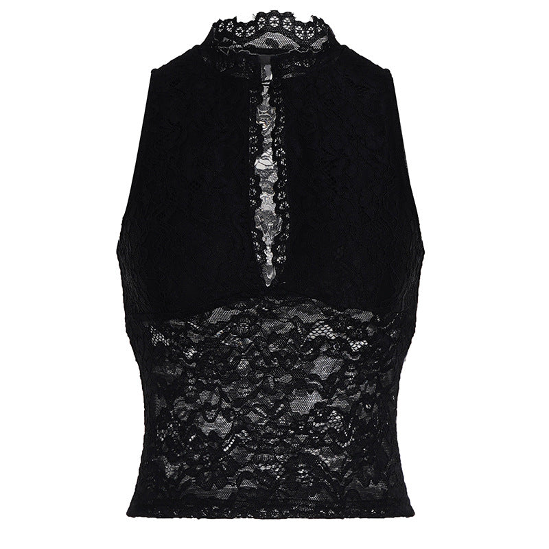 Nært bilde av svart crop topp med fine gjennomsiktige paneler, elegant og moderne sommerstil.