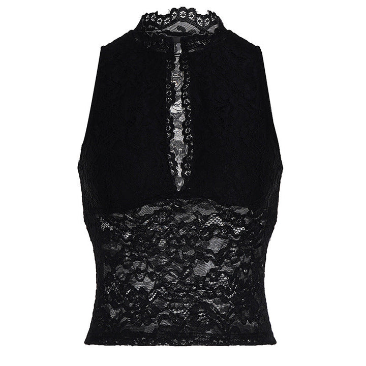 Nært bilde av svart crop topp med fine gjennomsiktige paneler, elegant og moderne sommerstil.