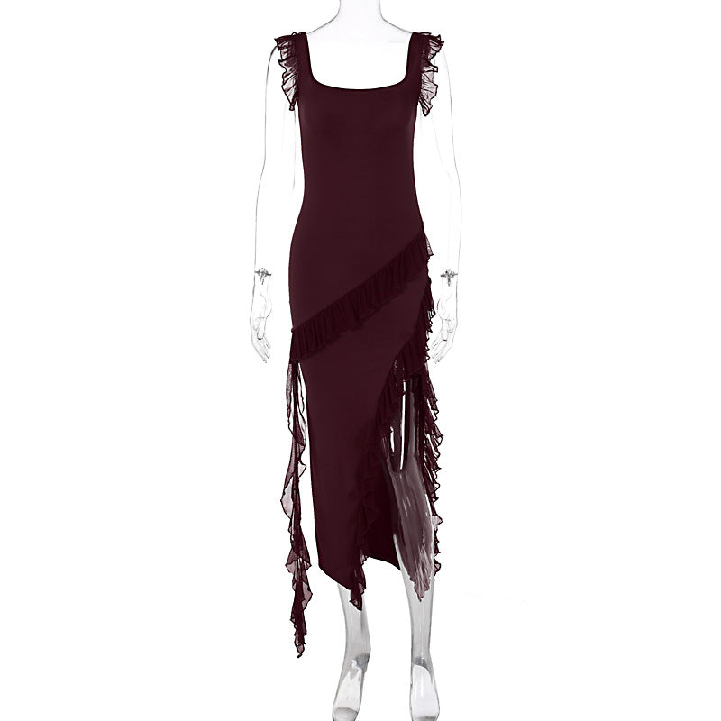 Full-lengde bilde av en asymmetrisk maxikjole. Elegant volang og høy splitt for en sofistikert look.