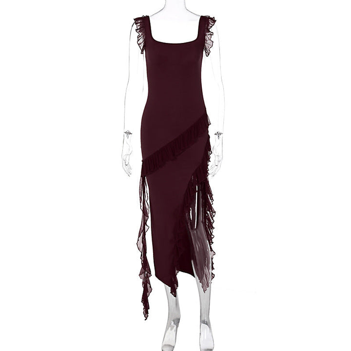 Full-lengde bilde av en asymmetrisk maxikjole. Elegant volang og høy splitt for en sofistikert look.