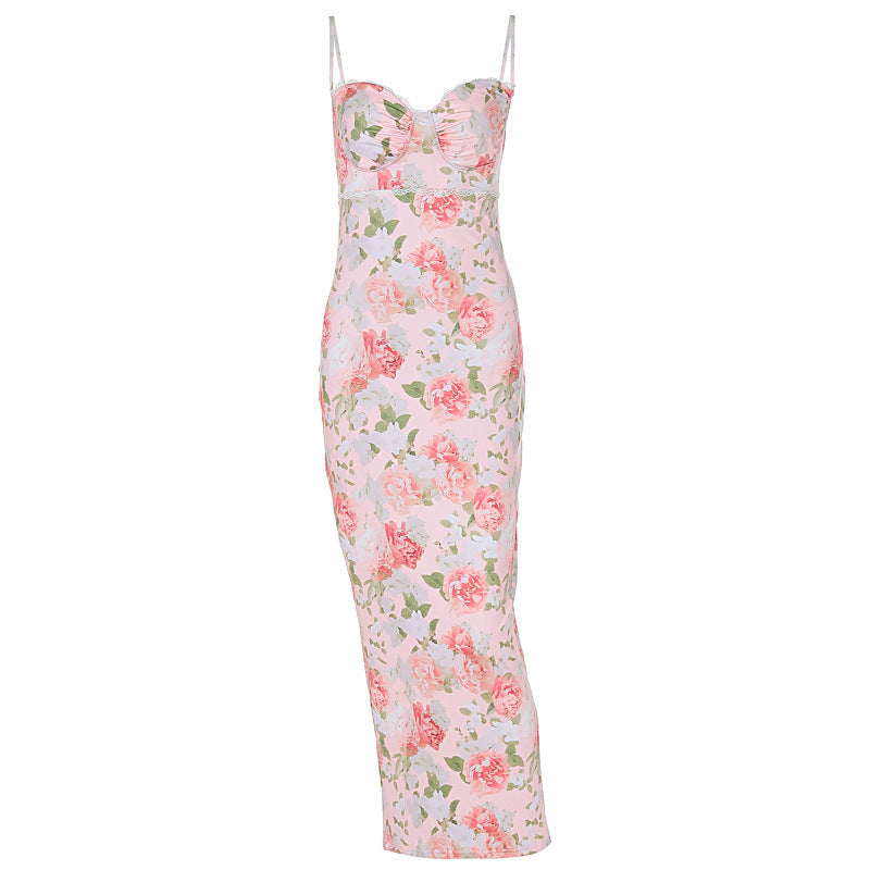 Modell i en figurnær blomstret maxikjole for damer. Elegant sommerkjole og kveldsantrekk med stropper.