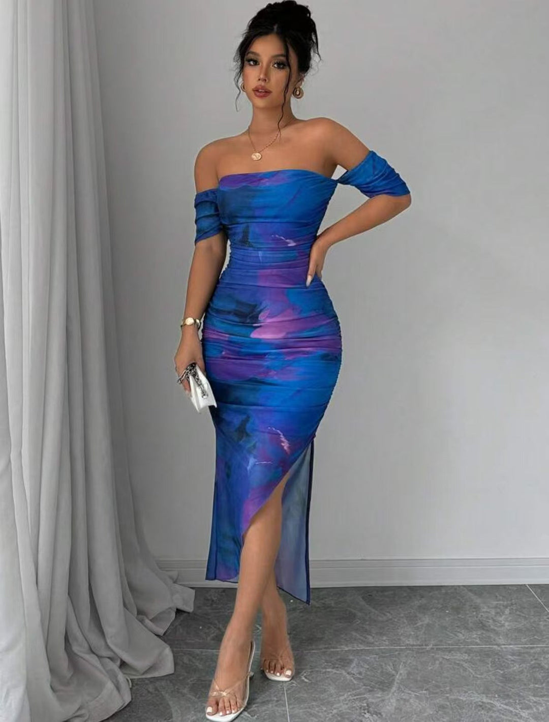 Komfortabel sommerkjole: Figurtilpasset off-shoulder midi-kjole med splitt for et elegant og luftig utseende.