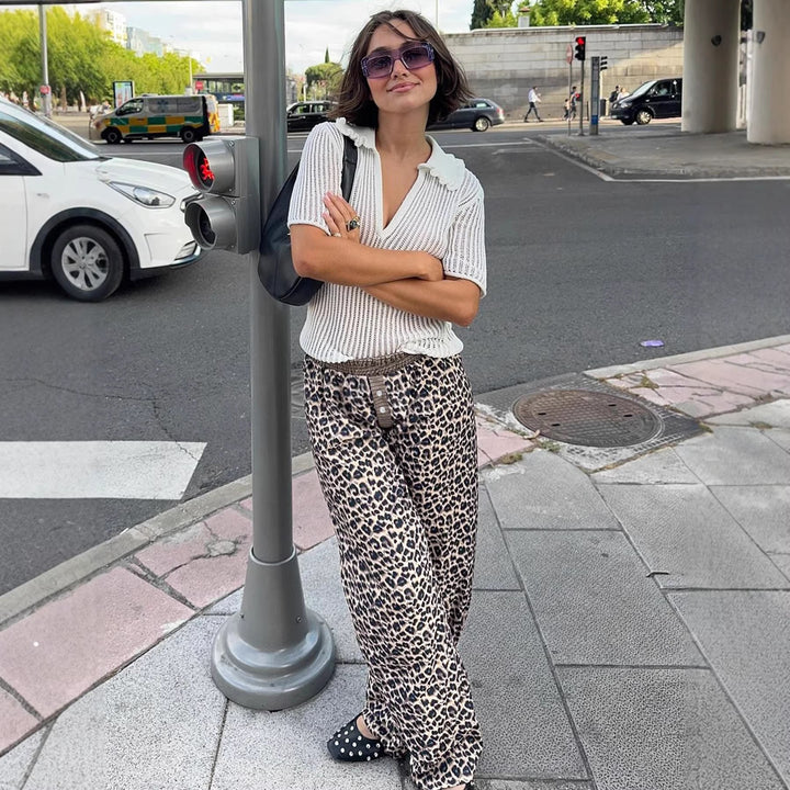 Bakside av elegante dame leopardbukser. Komfortabel passform med elastisk midje for allsidig mote.