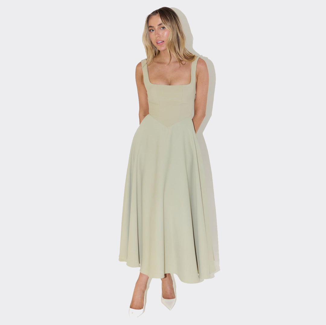 Maxikjole for dame med firkantet utringning, løst fall og et nydelig svingende skjørt for fest.