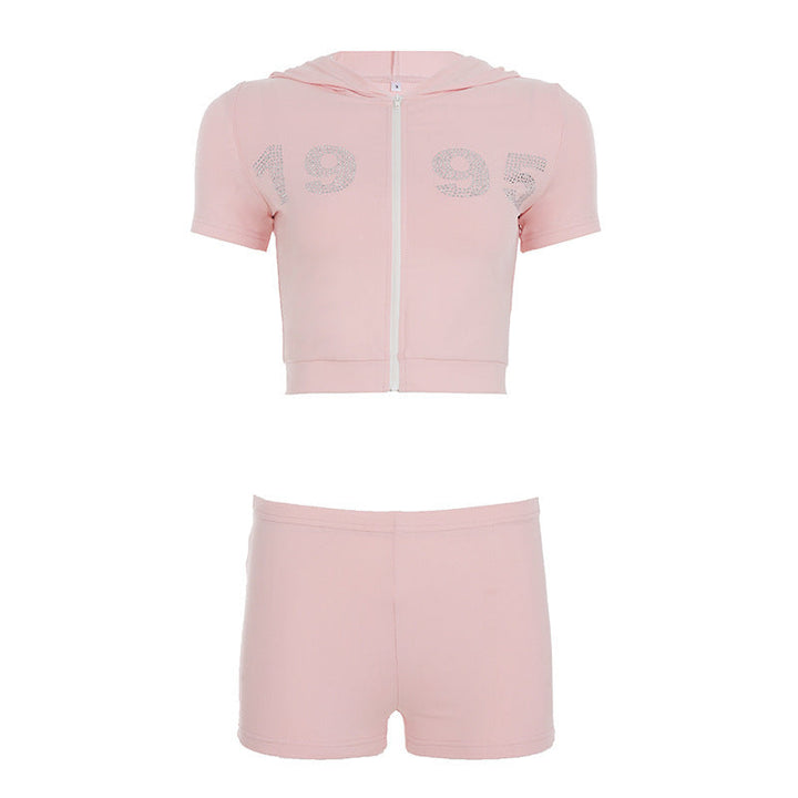 Stilig dame sett med cropped hettegenser og shorts, prydet med glitter. For sporty mote og aktivitet.