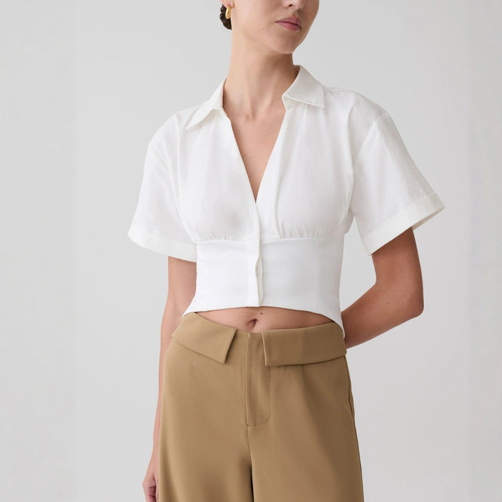 Allsidig hvit V-hals bluse til dame. Kortermet modell for en casual og komfortabel vår- og sommerstil.
