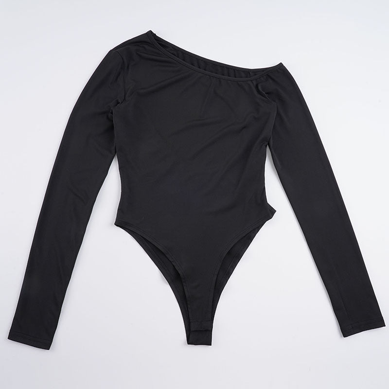 Motebevisst damebody med elegant design, lange ermer og vid halsutskjæring, perfekt for en moderne stil.