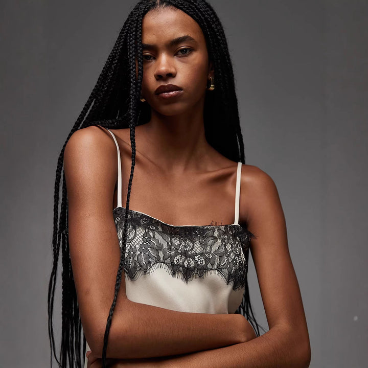 Beige asymmetrisk cami med spiss V-hals, en elegant og lett sommertopp for dame.