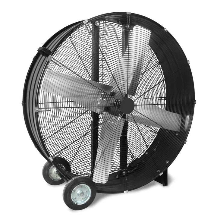 Kraftig gul industrivifte med svart stativ, ideell for verksted- og lagerkjøling og ventilasjon.