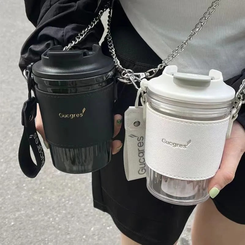 Funksjonell dame kaffekopp/tekopp med solid bærehåndtak. Ideell for pendling, oppvaskmaskinsikker og sølesikker.