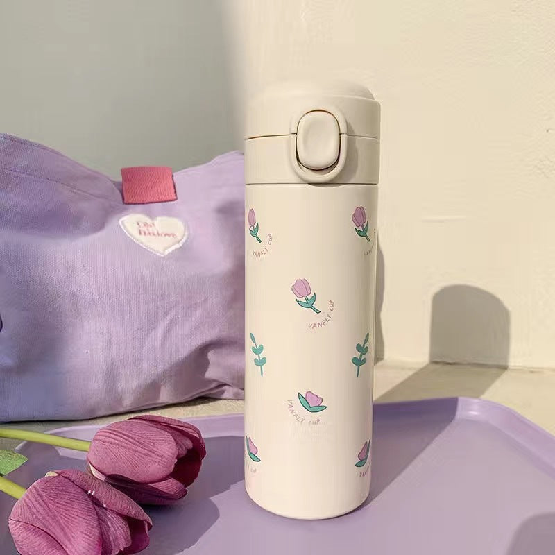 Bærekraftig gjenbrukbar drikkeflaske, 500ml. Dame termoflaske med lilla blomstermotiv, perfekt for hverdagsbruk.