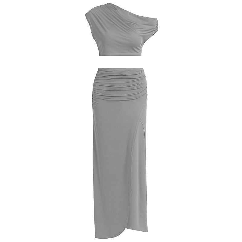 Motebevisst grått to-delt sett: asymmetrisk topp og rynket skjørt. Elegant sommer- og festlook for damer.