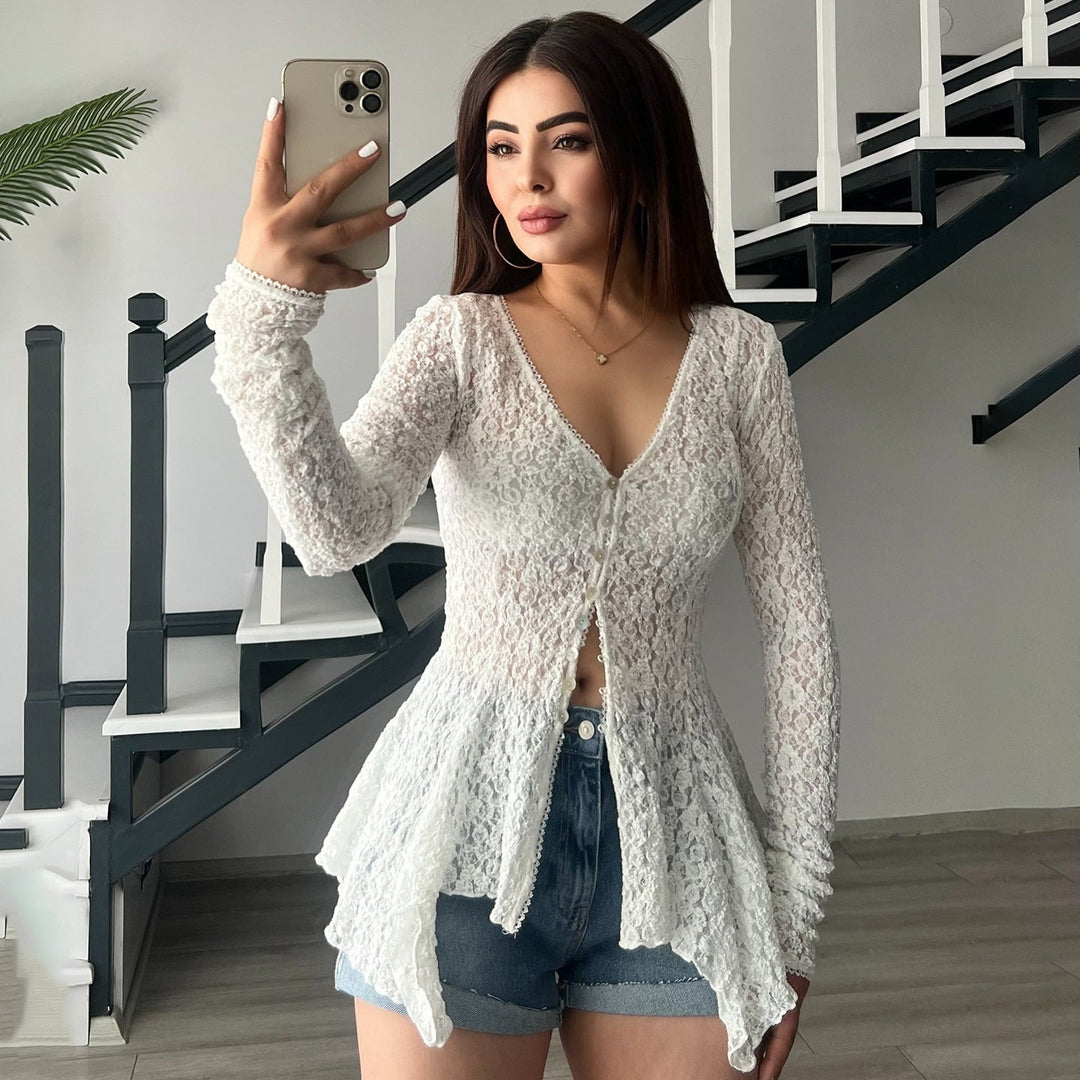 Elegant hvit damebluse med volanger og knapper, perfekt for vår- og høstmote.