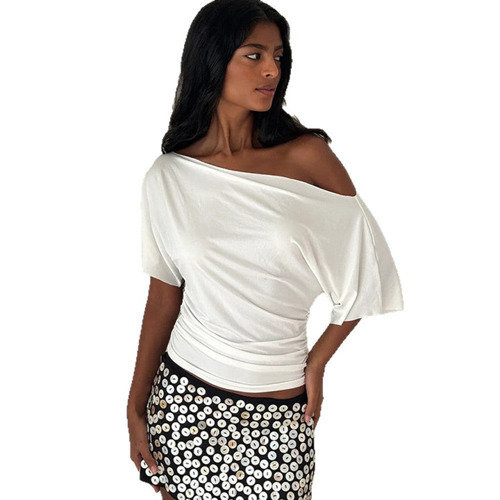 Stilren off-shoulder bluse til dame. Feminin design med myke draperinger, ideell for hverdag.