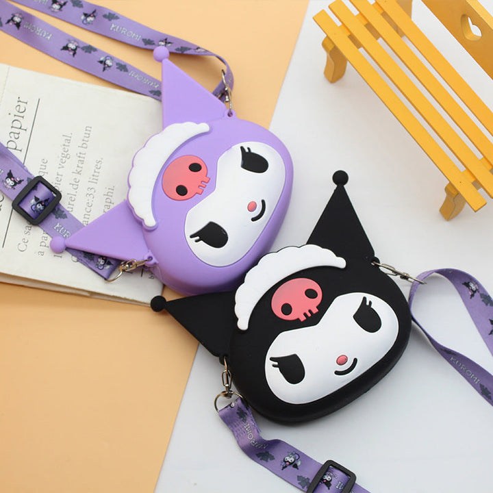 Dame viser trendy silikon skulderveske med tegneseriedesign som crossbody, ideelt damemote tilbehør.