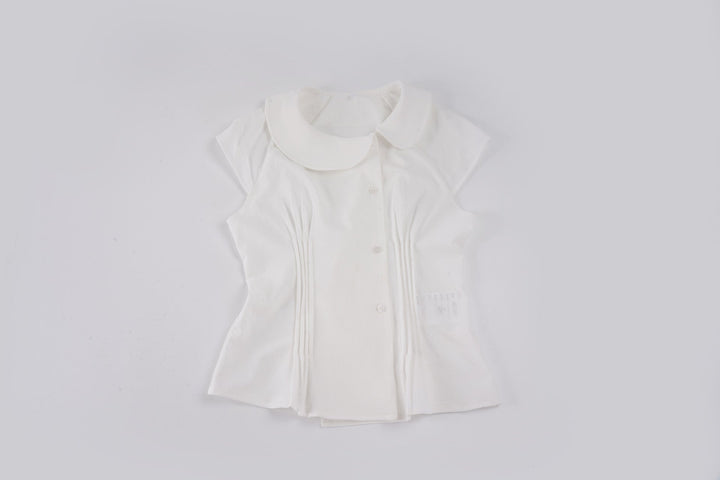Trendy klassisk damebluse med kortermet design og stilig moderne krage. En moteriktig skjorte.
