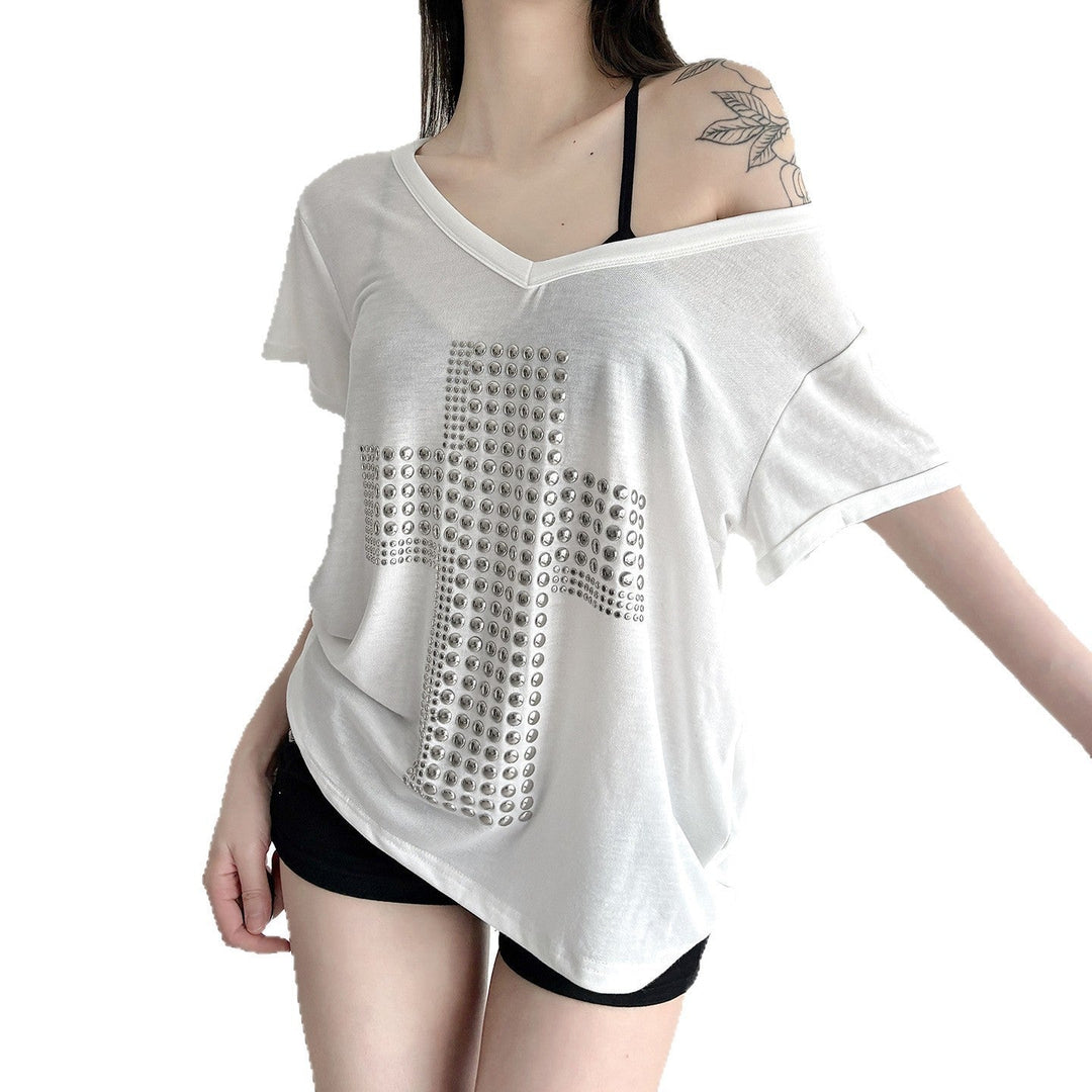 Trendy V-hals t-skjorte for kvinner med stilrene nagler. Avslappet passform gir komfortabel og elegant stil.