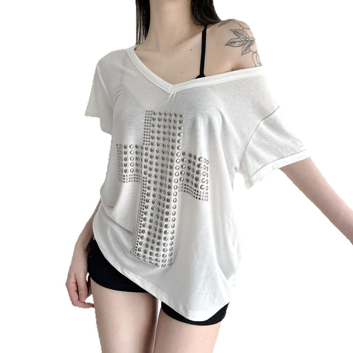 Trendy V-hals t-skjorte for kvinner med stilrene nagler. Avslappet passform gir komfortabel og elegant stil.