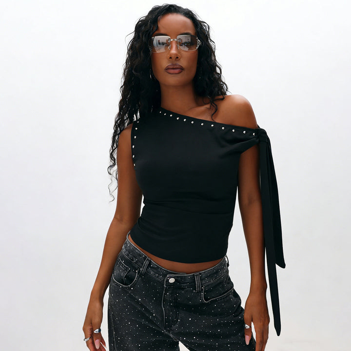 Elegant svart one-shoulder topp for dame med glitrende steiner. Perfekt festtopp til kveldsantrekk og mote.