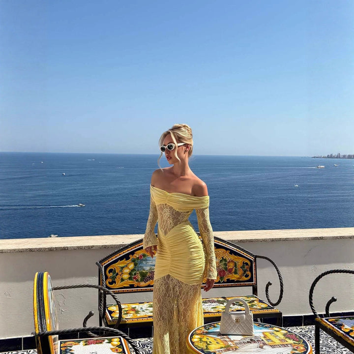 Elegant off-shoulder maxikjole med rynkedetaljer. Perfekt som fest- eller selskapskjole for dame.