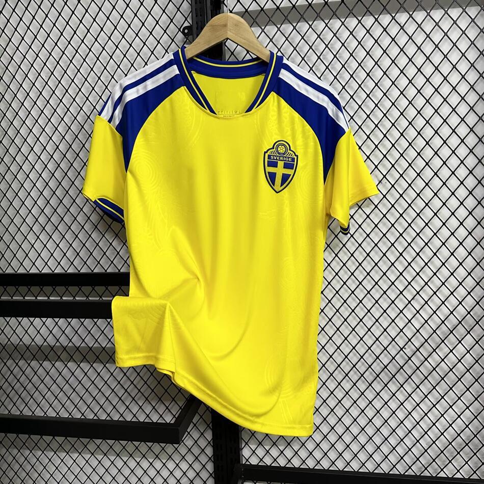 Autentisk Sverige fotballtrøye 2026 herre. Stilren landslagsdrakt for å heie på Gyökeres og det svenske laget.