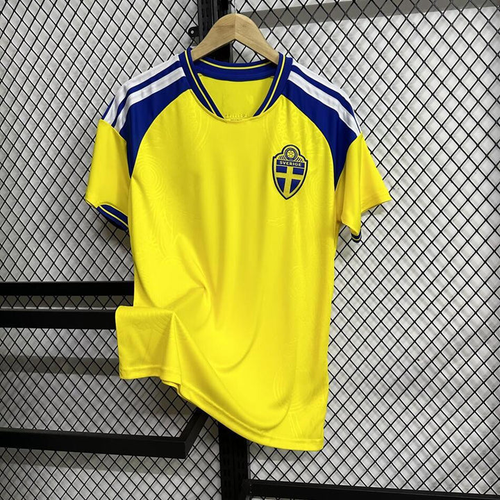 Autentisk Sverige fotballtrøye 2026 herre. Stilren landslagsdrakt for å heie på Gyökeres og det svenske laget.