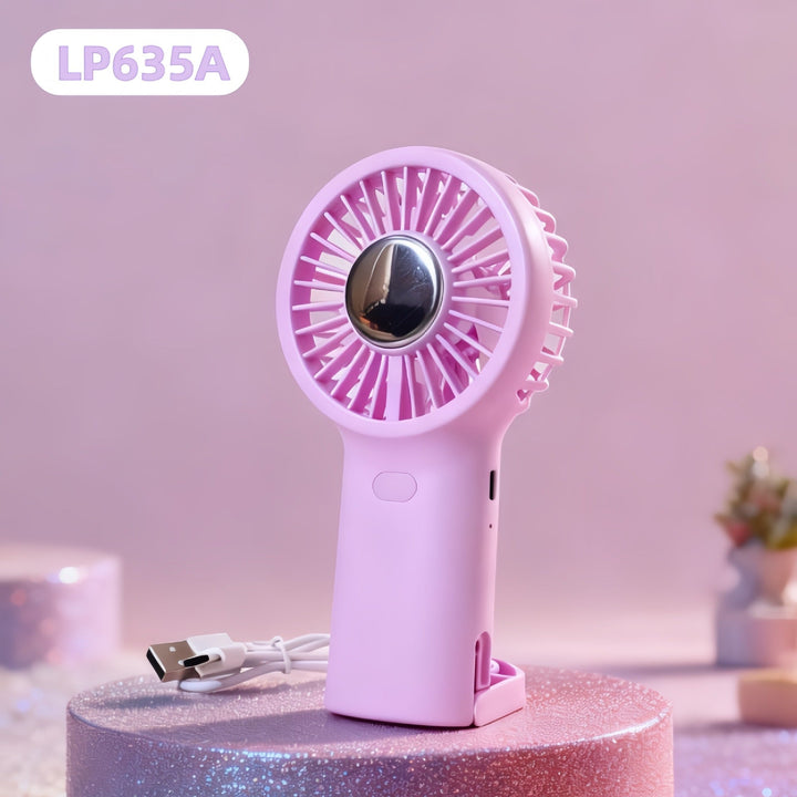 Hvit, slank mini-vifte, perfekt å ta med seg. Gir frisk luft og kjøling i varmen, USB-ladbar.