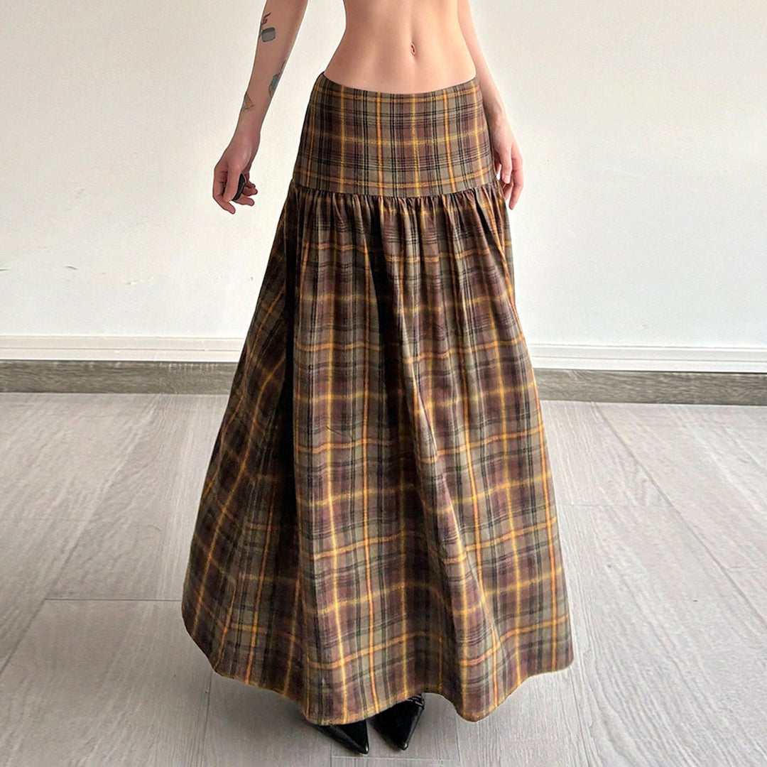 Rutete midiskjørt med høy midje og voluminøst snitt for dame, perfekt for elegant stil.