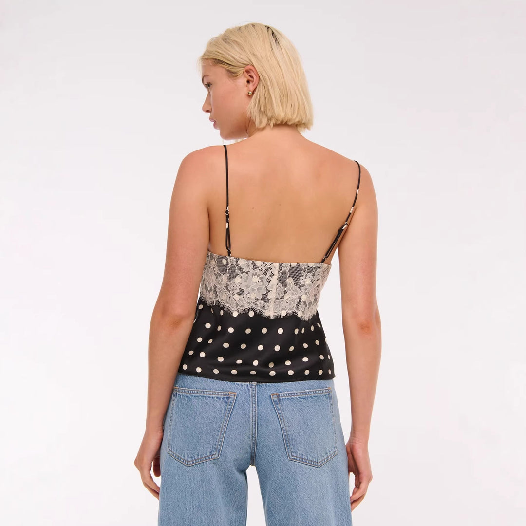 Nydelig nattkjole i satenglignende stoff med V-hals og blondedetaljer. Romantisk og elegant design.