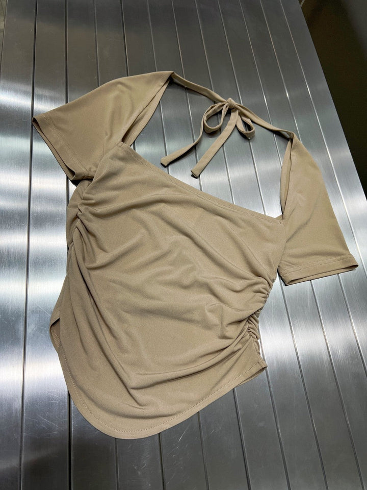 Komfortabel khaki stretchbluse for dame. Myk langermet topp med elegant ryggutskjæring, ideell for alle anledninger.
