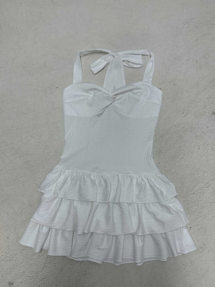 Lang, hvit sommerkjole med elegant volangdetalj og justerbare stropper. En luftig og feminin maxikjole.