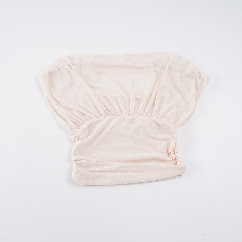 Hudfarget omslagsbluse til dame. Med volanger og komfortabel passform, perfekt for vår og sommer.