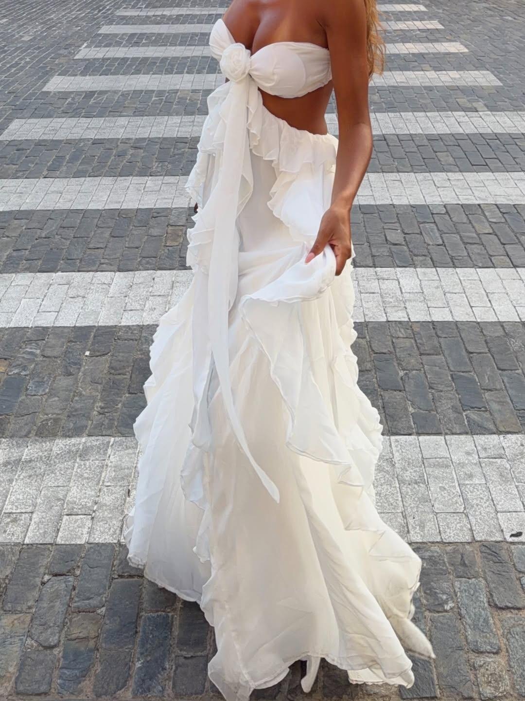 Stilren dame maxi kjole med elegante volanger i turkis, hvit og rosa, perfekt som sommer- og festkjole.