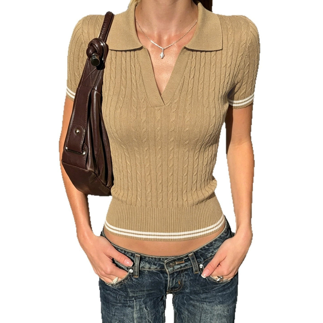 Sommerlig kortermet dametopp i strikket khaki med polokrage og ribbet struktur, lett og chic.