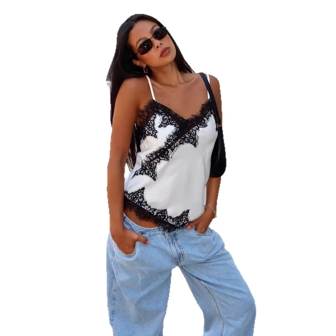 Komfortabel og leken sommerkjole i himmelblått, med fine spissdetaljer for en avslappet sommerlook.