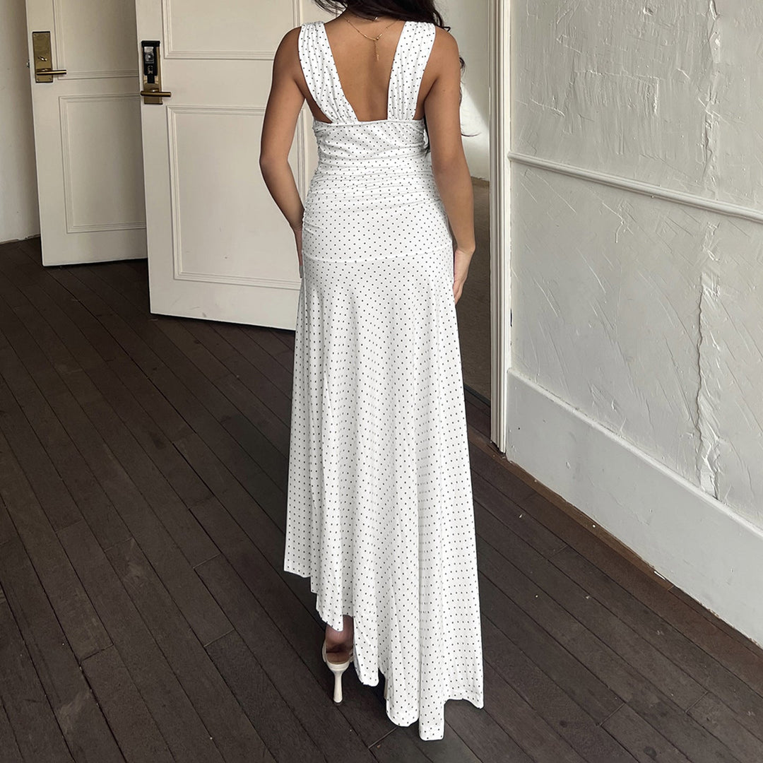 Dame maxikjole: hvit, prikket, dyp V-hals, asymmetrisk ermeløs design. Elegant sommer- og festkjole.