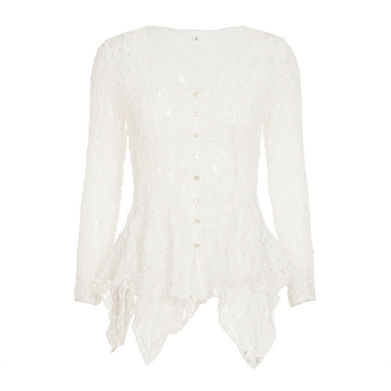 Trendy kvinnebluse med volanger, knapper og lange ermer, lett å style med jeans eller skjørt.