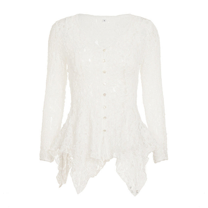Trendy kvinnebluse med volanger, knapper og lange ermer, lett å style med jeans eller skjørt.