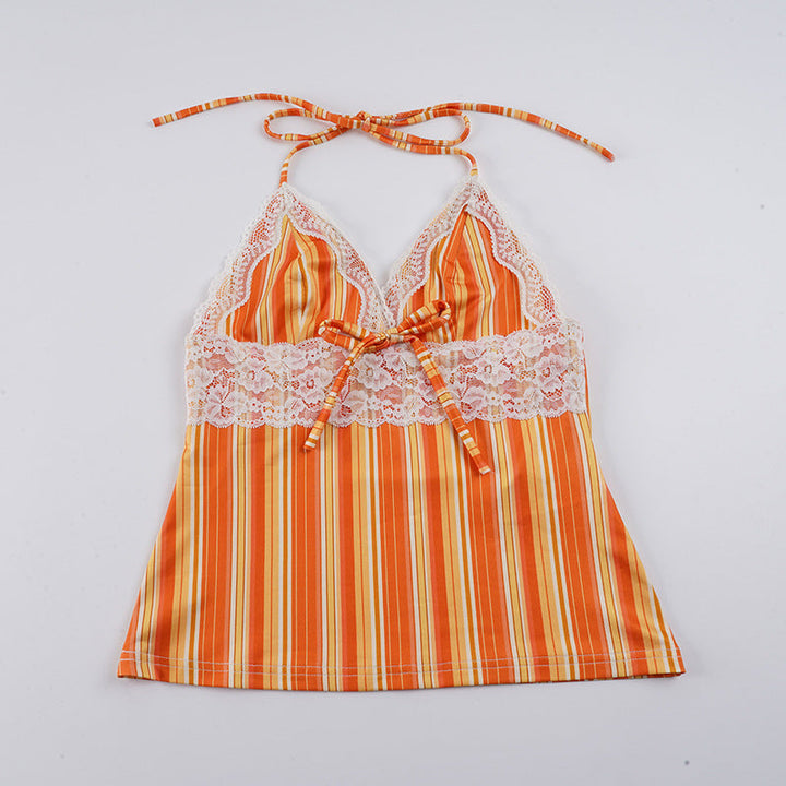Eksklusiv heklet dame strandtopp med elegante detaljer. En trendy sommertopp i gult med v-hals for sol og ferie.