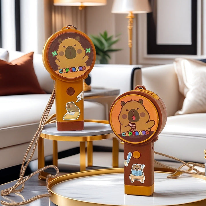 Bærbar USB mini vifte i søtt Capybara-design for personlig kjøling hjemme eller på kontoret.