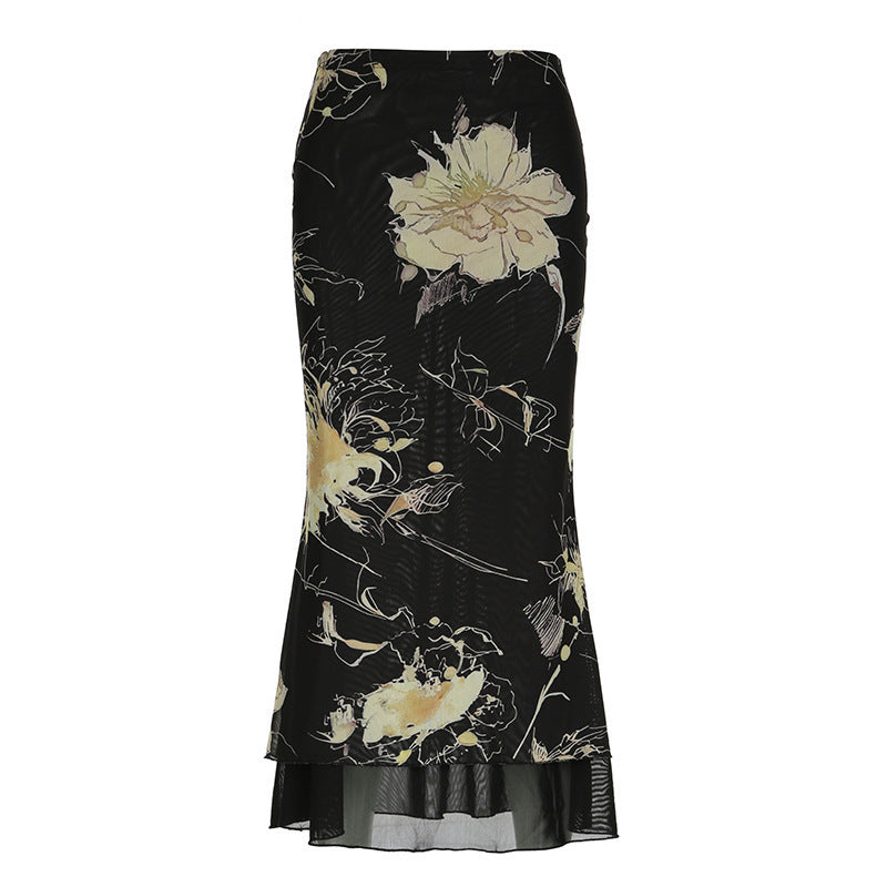 Komfortabelt svart maxiskjørt med blomsterprint, perfekt for vårmote og elegante anledninger.