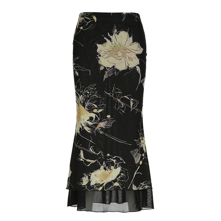 Komfortabelt svart maxiskjørt med blomsterprint, perfekt for vårmote og elegante anledninger.