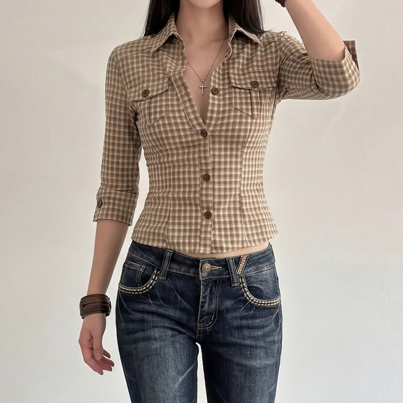Klassisk rutete damebluse med brystlommer og figursydd snitt. Allsidig topp for en elegant look.