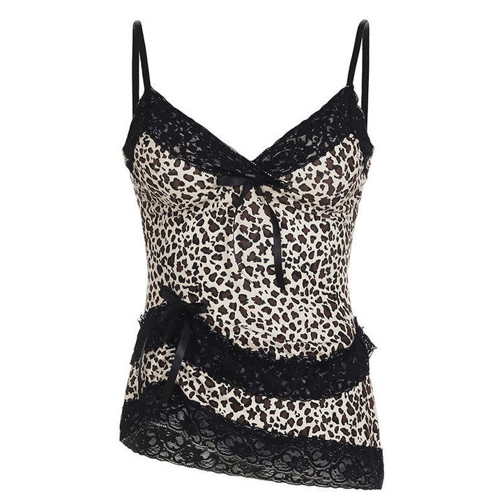 Trendy leopardmønster cami-topp. Komfortabel og moteriktig festtopp med spiss-snitt og V-hals.