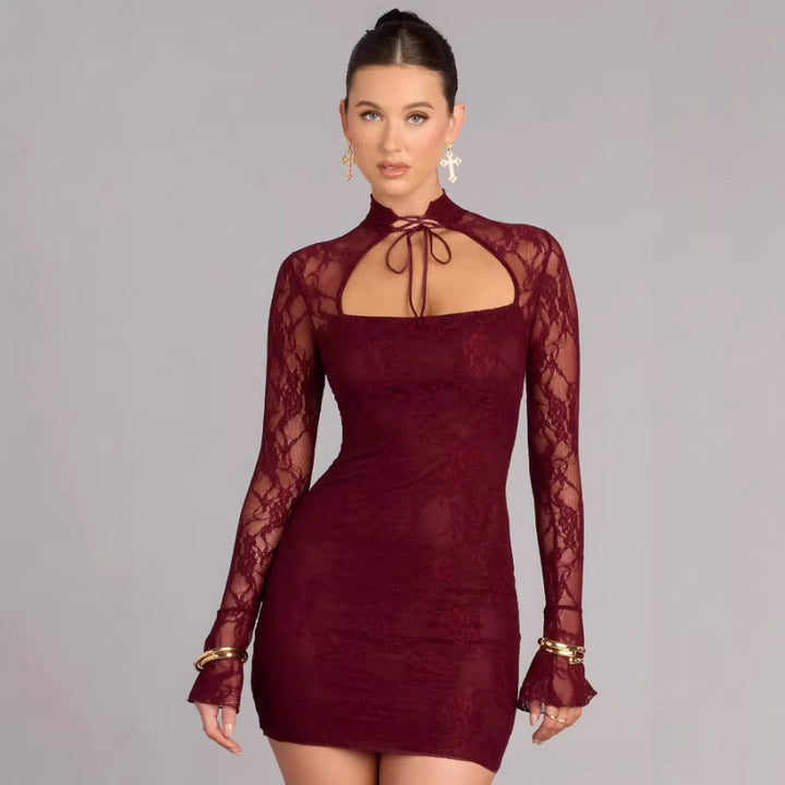 Elegant mørkerød minikjole med høy krage og stilige utskjæringer. Perfekt dame festkjole.