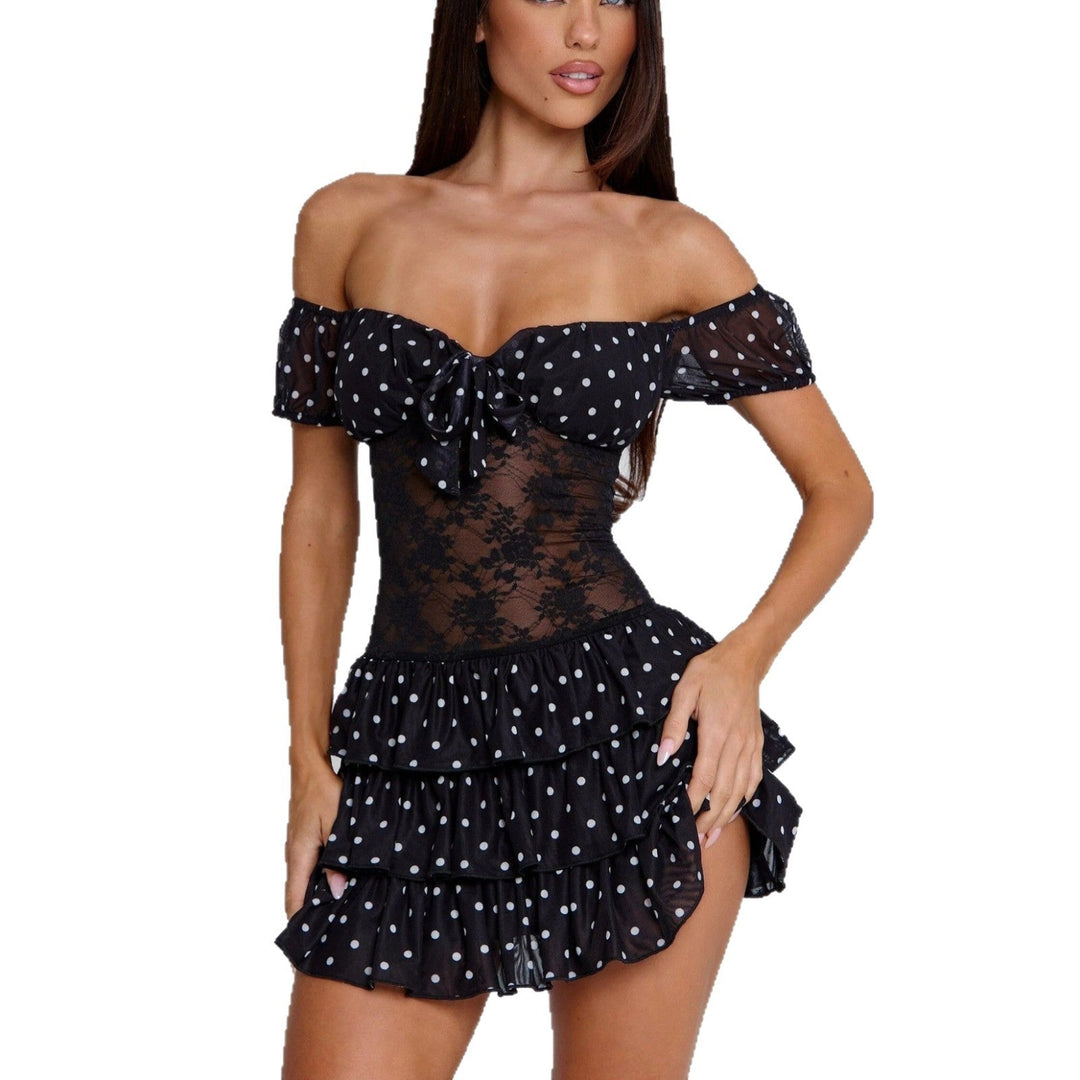 Stilig off-shoulder minikjole i svart. Lekre volanger gir denne sommerkjolen et unikt preg.