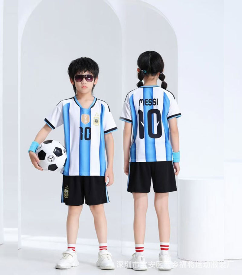Barnas fotballdrakt, komplett med komfortabel trøye og shorts. Ideell for fotballtrening og aktiv lek.