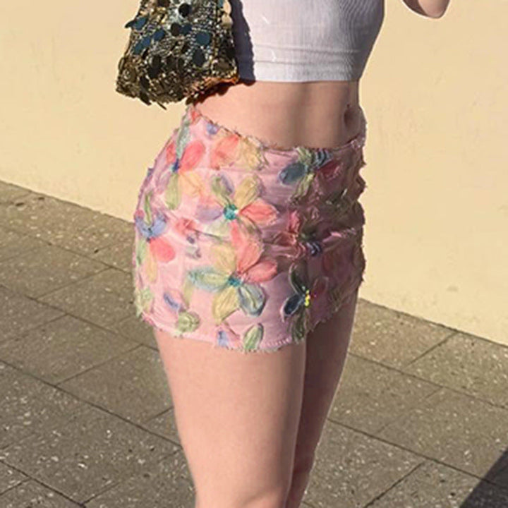 Elegant glitrende miniskjørt til dame, med levende 3D-blomster som fanger lyset. Kvinneklær.