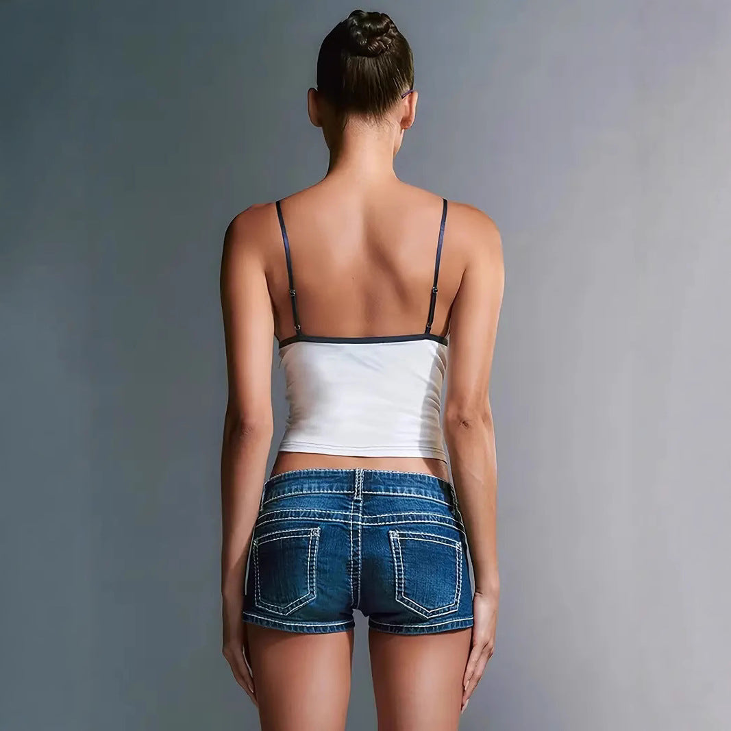 Elegant hvit dame crop-top for sommer. Moteriktig topp med dyp V-hals og justerbare stropper.